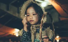 Xúc động bộ ảnh “Em bé bán diêm” trong đêm rét mướt