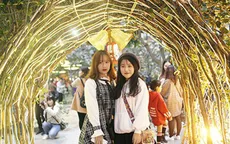 Sinh viên hào hứng với khu vườn Giáng sinh lộng lẫy như ở trời Âu