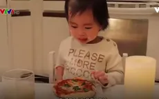 Em bé 2 tuổi dạy làm Pizza qua Youtube