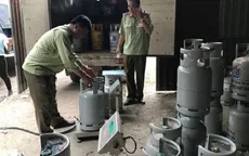 Bắt quả tang địa điểm sang chiết gas lậu trong bãi xe ở Bình Dương