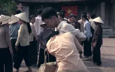 Tập 22 phim Thương nhớ ở ai: Thanh niên làng Đông đi bộ đội, phụ nữ làng Đông khóc ròng