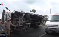 Xe tải lật ngang khi dỡ hàng, tài xế thiệt mạng