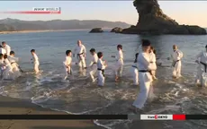 Trẻ em tập karate trong nước biển lạnh