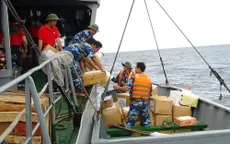 Đem quà Tết cho quân và dân Trường Sa