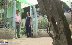 Nguy hiểm rình rập từ trụ điện nứt gốc, nghiêng đổ ở Cần Thơ