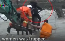 Trung Quốc: Giải cứu thành công một phụ nữ bị mắc kẹt giữa dòng lũ