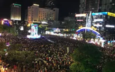 Người dân TP.HCM tập trung chật cứng xem bắn pháo hoa đón năm mới 2019
