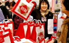 Người Nhật xếp hàng mua túi may mắn
