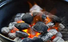 Cánh tay cháy thành than khi đốt củi sưởi ấm