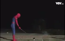 Người nhện tập đánh golf