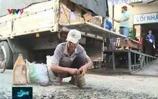 Lão nông nhiều năm liền bỏ tiền túi vá đường cho dân