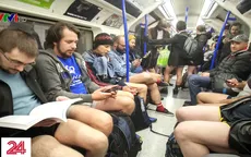 Hàng trăm người London đồng loạt không mặc quần dài khi đi tàu điện