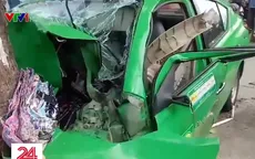 Taxi mất phanh lao vào gốc cây, tài xế gãy chân