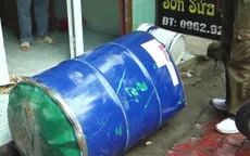Cưa vỏ thùng xăng, 2 người bị thương nặng