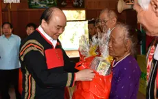 Thủ tướng Nguyễn Xuân Phúc tặng quà Tết đồng bào nghèo