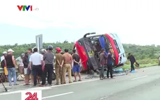 Xe khách lật nhào, nhiều người bị thương