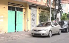 Người phụ nữ dùng búa đập phá xe ô tô đỗ trước nhà