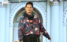 Xuân Bắc khác lạ với tạo hình nam sinh lêu lổng tại Gala cười 2019