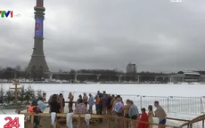 Người Nga dìm mình trong nước băng tái hiện lễ rửa tội của Chúa Jesus