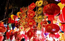 Phố Hàng Mã rực rỡ sắc đỏ chào đón xuân Kỷ Hợi 2019