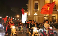 Người hâm mộ ở Hà Nội vỡ òa cảm xúc sau chiến thắng của Đội tuyển Việt Nam