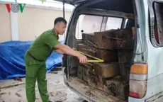 Quảng Nam: Bắt xe tải gắn biển số giả chở 10 phách gỗ lậu
