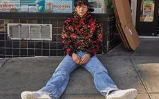 Gong Yoo mặc áo hoa, quần jeans ngồi lề đường làm fan điêu đứng
