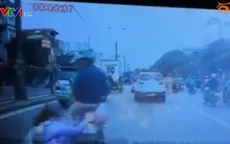 Bị CSGT phát hiện vi phạm, cô gái nhảy khỏi xe, ngã trước đầu ô tô