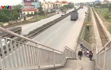 Vụ tai nạn ở Hải Dương: Nghịch lý cầu vượt cho người đi bộ dẫn xuống đường quốc lộ
