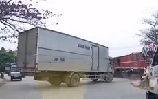 Định vượt qua rào chắn đường ngang, xe tải bị tàu hỏa đâm