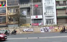 Hà Nội: Đường hơn 300 tỷ đồng bị bôi bẩn bằng tranh graffiti