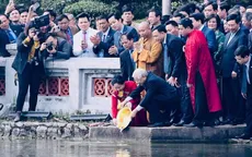 Tổng Bí thư, Chủ tịch nước cùng kiểu bào thả cá chép tiễn ông Táo ở Hồ Gươm