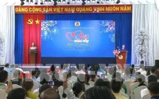 Chủ tịch Quốc hội tặng quà Tết công nhân Bình Dương