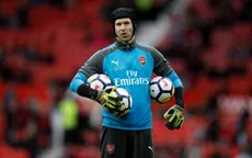 Petr Cech bị CĐV Arsenal "ném đá" sau trận thua Manchester United
