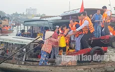 Tặng quà Tết cho 350 tiểu thương chợ nổi Cái Răng