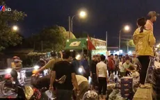 Người dân giúp tài xế dọn bia bị đổ