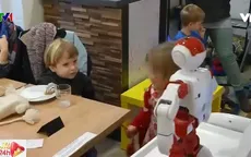 Robot phục vụ thức ăn và mua vui tại quán cà phê Budapest