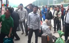 Người Việt ở Lào tấp nập mua vé về quê ăn Tết