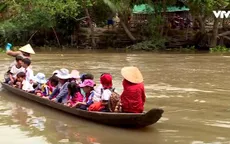 Vĩnh Long: Tính mạng của học sinh chòng chành trên chiếc xuồng cũ vượt sông