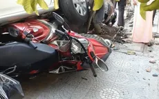 Lùi ô tô từ nhà ra đường, nữ tài xế cuốn 4 xe máy vào gầm