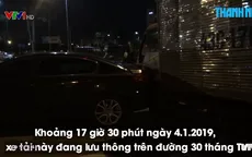 Xe tải đâm văng ô tô, xe máy đang dừng đèn đỏ