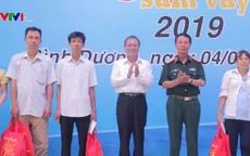 Bình Dương tặng quà, vé xe Tết cho công nhân khó khăn