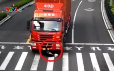 Bị xe tải đâm, cụ ông 86 tuổi vẫn sống sót thần kỳ