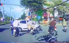 Vượt đèn đỏ, xe máy đâm thẳng vào ô tô ở TP.HCM
