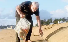 Thủ tướng Ấn Độ Narendra Modi đi chân trần nhặt rác trên bãi biển