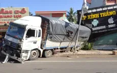 Xe tải chở củ mì mất phanh, đâm sập nhà dân