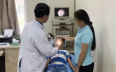 Gắp đuôi bút bi trong mũi bé trai 7 tuổi