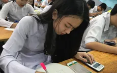 Học sinh làm bài thi trên... điện thoại