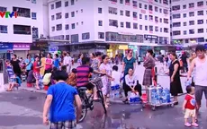 Người dân Hà Nội vật vã ứng phó với nước bị ô nhiễm