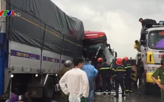 Xe tải đâm xe khách, 1 người chết, hàng chục người bị thương
